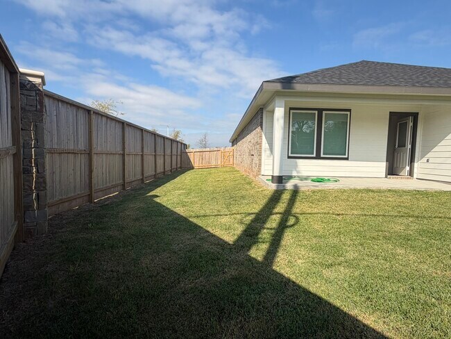 Building Photo - 523 Robin Ct