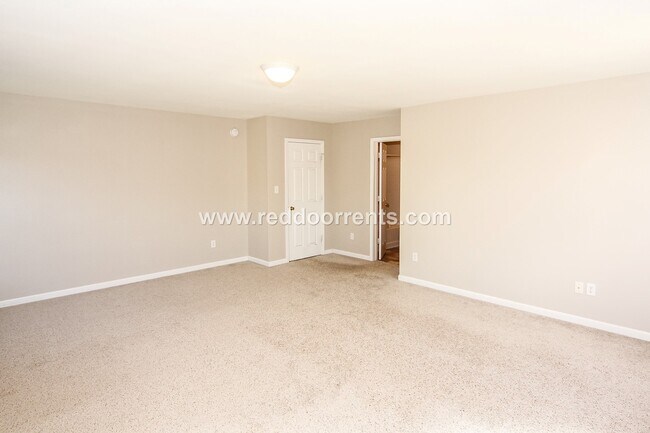 Building Photo - Perfect 3BR 2.5 BA Located Near All Necess...