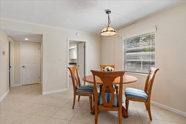 Building Photo - Beautifully updated 2 bed/2 bath located c...