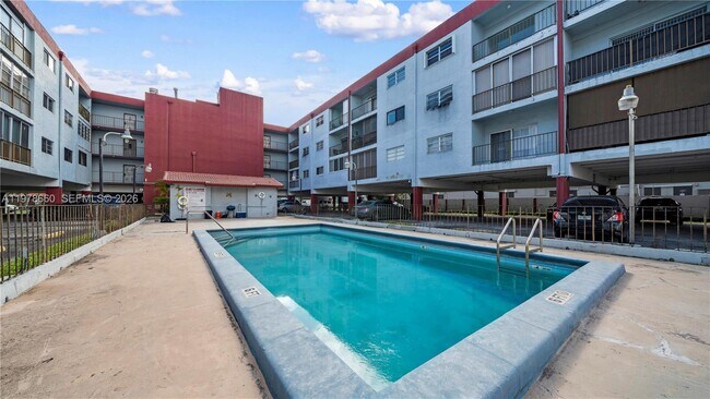 Building Photo - 6070 W 19th Ave