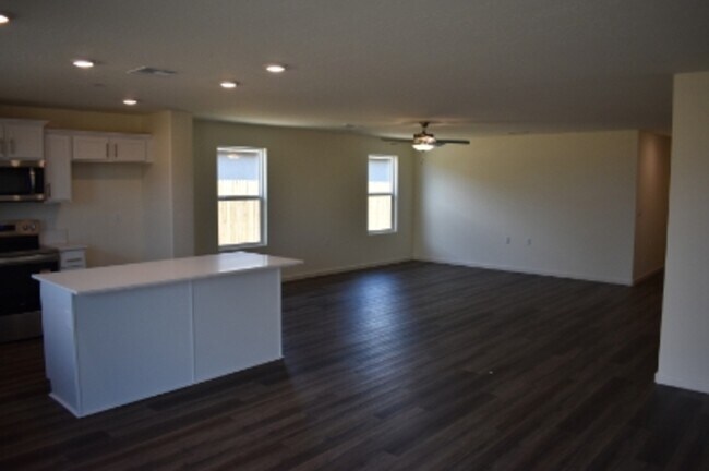 Building Photo - 641 Marshall Ln