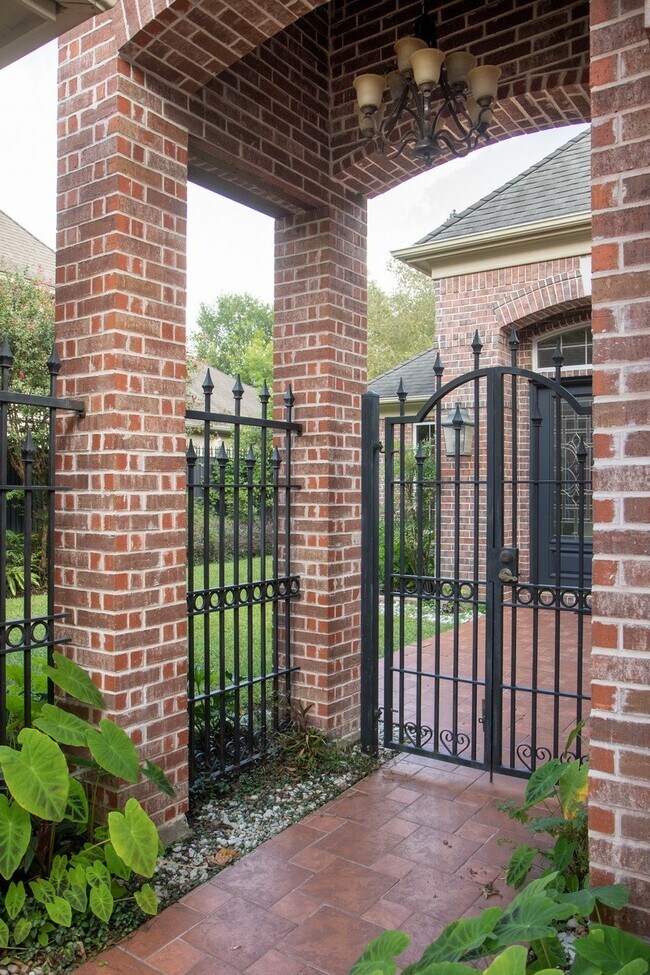 Building Photo - 3039 Bonnebridge Way Blvd