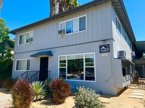 Building Photo - Completely Updated Front Unit