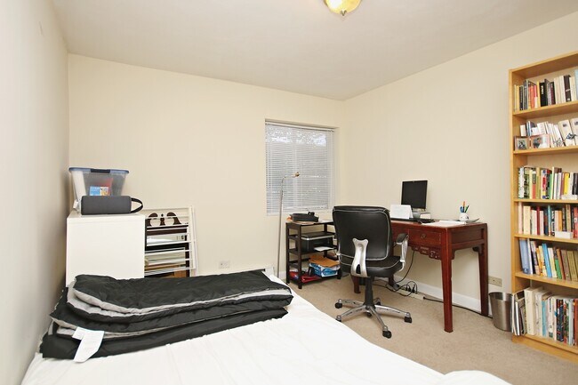 Building Photo - Fully Furnished JPA Condo Near UVA Grounds...