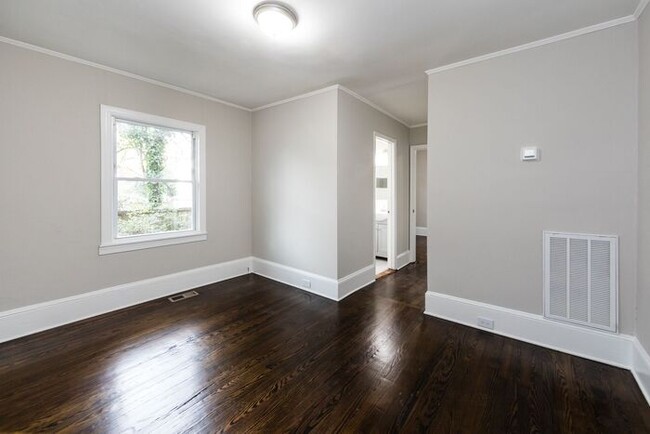 Building Photo - 1BD/1BA Duplex Home with Additional Flex R...