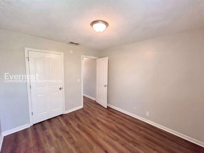 Building Photo - 2836 Roscommon Dr