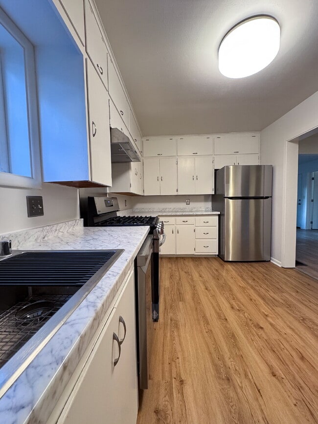 Building Photo - Freshly Updated 4-Bed Retreat Centrally Lo...