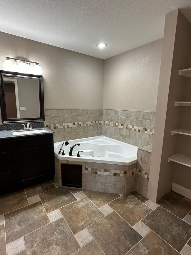 Building Photo - Well Maintained 3 Bed 2 Bath w/ Fence in Waynesville