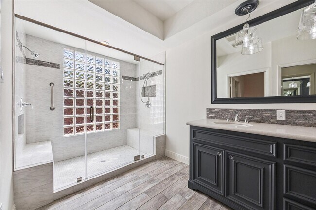 Building Photo - 2721 S Glen Haven Blvd