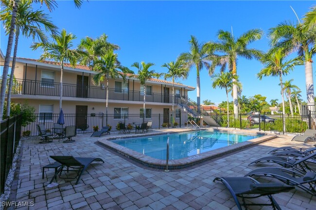 Building Photo - 2102 Alamanda Dr