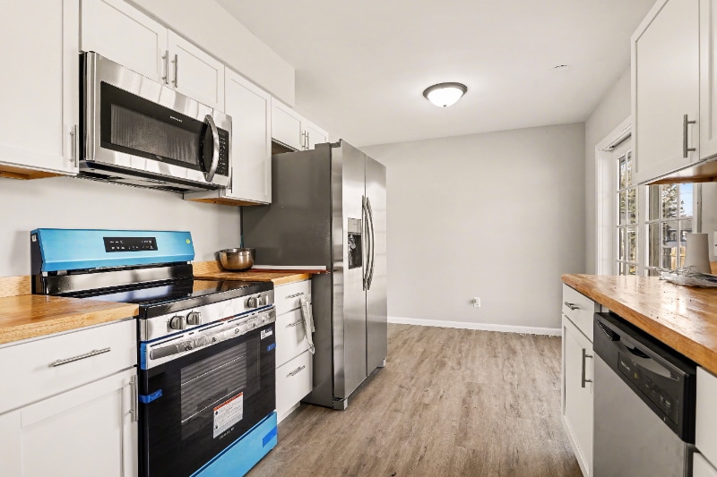 Building Photo - 10203 Shadowlane Ave