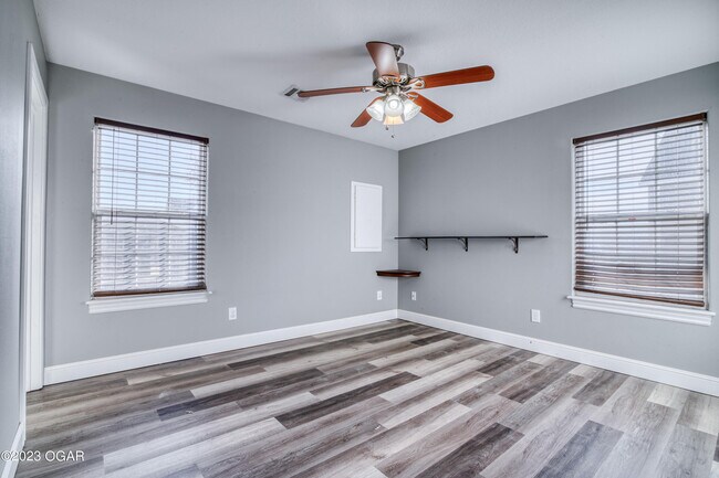 Building Photo - 2225 S Porter Ave