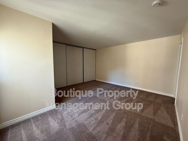 Building Photo - 1126 S Clifpark Cir