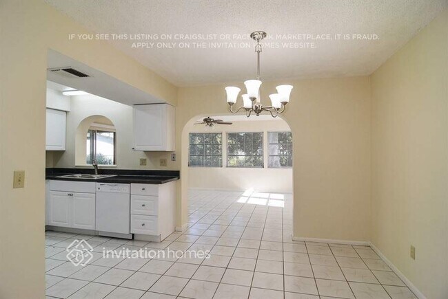 Building Photo - 801 SW Ivanhoe Dr