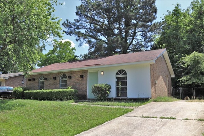 Building Photo - Charming 3-bedroom waiting to be yours !!