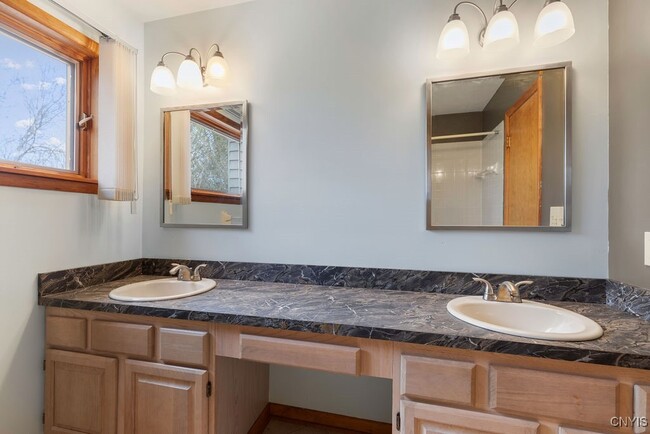 Building Photo - 3293 Greenleafe Dr