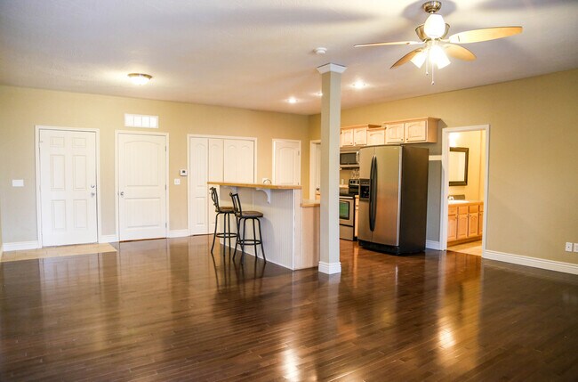 Building Photo - Walnut 831