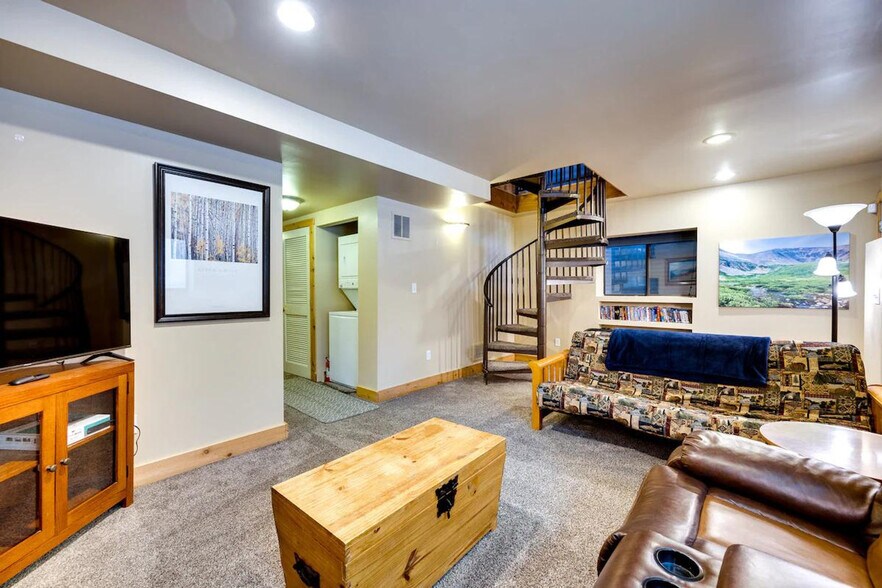 Building Photo - 619 N Corona St