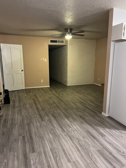 Building Photo - 4504 Comanche Ave