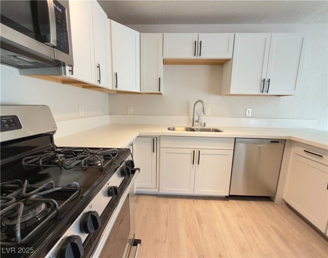 Building Photo - 6779 Pine Valley Dr