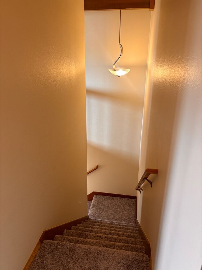 Building Photo - Updated 3 Bed / 2 Bath Turnagain Townhome!
