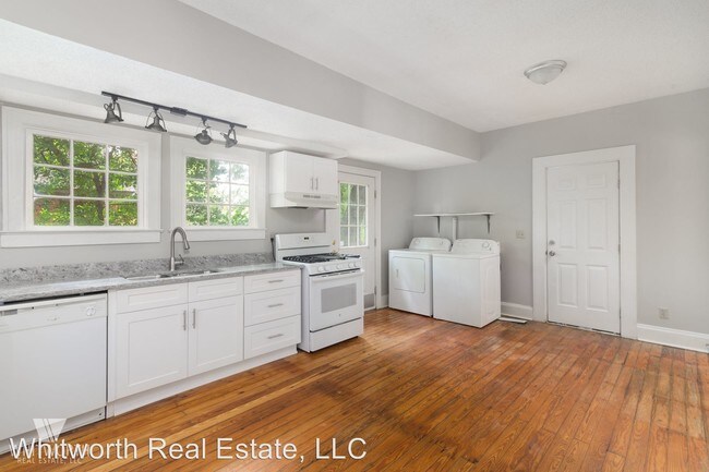 Building Photo - 404 Caplewood Dr