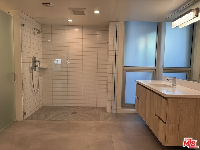 Building Photo - 8210 Fountain Ave