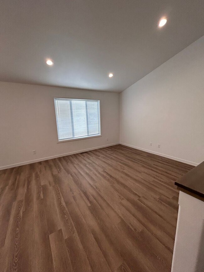 Building Photo - 3 Bed 3 Bath TownHome
