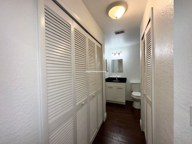 Building Photo - 7767 Sugar Bend Dr