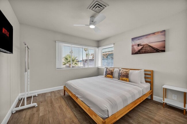 Building Photo - Spacious Furnished 5 Bed / 2 Bath Single Family Home with Private Pool in Las Vegas