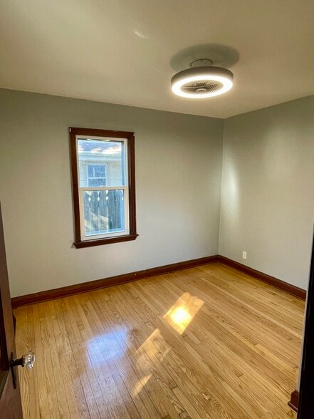 Building Photo - 715 S 110th St
