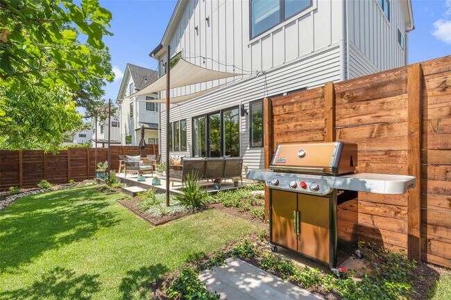 Building Photo - 1217 1/2 W 39th St