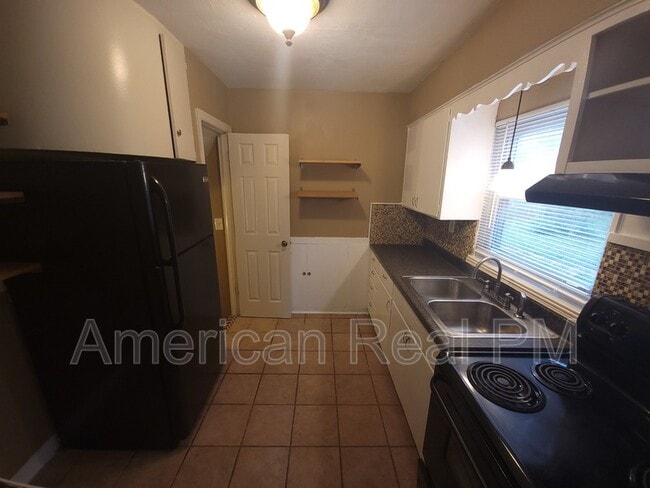 Building Photo - 613 NE 45th St