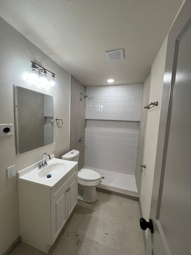 Building Photo - 1505 Maple Dr