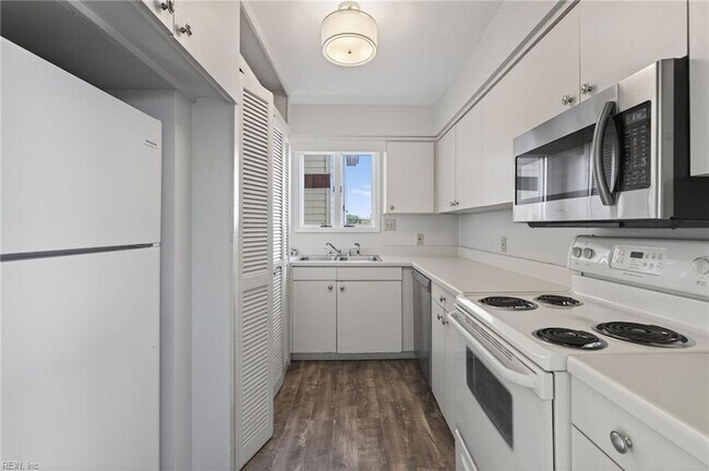 Building Photo - 2232 Vista Cir