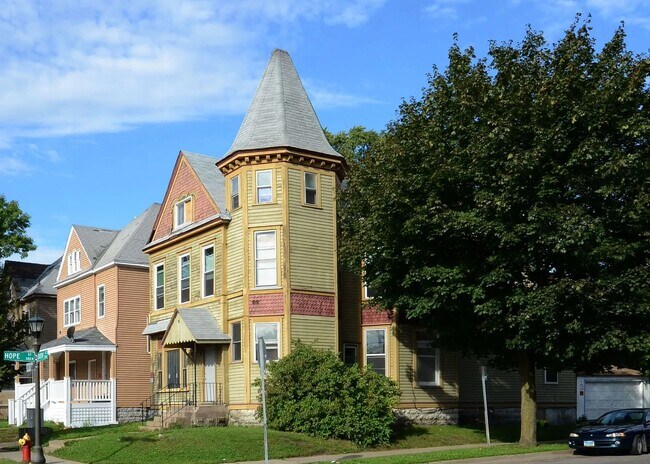 Building Photo - 783 6th St E