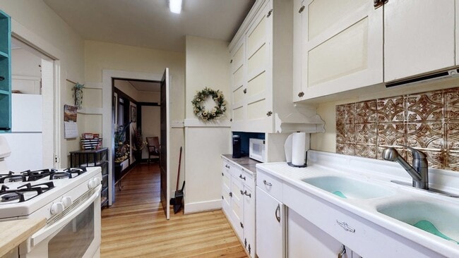 Building Photo - Downtown BUNGALOW 2 Bedroom 1 Bath