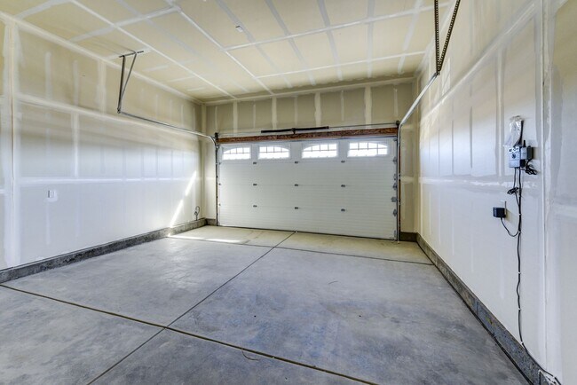 Building Photo - Breathtaking 4 Bedroom 3 Bedroom Ranch Style Home with Finished Basement!!