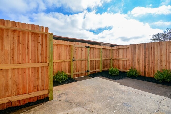 Building Photo - Perfect Townhouse ready for you!