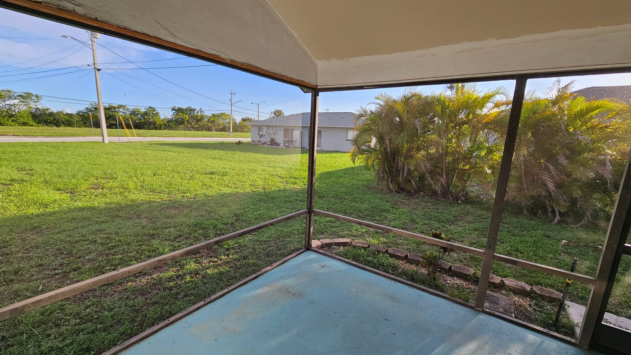 Lanai - 1124 SE 6th Ave