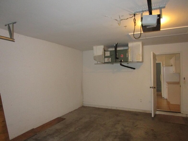 Building Photo - Coming mid Aug   3/2  Home