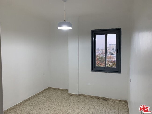 Building Photo - 10 Herzl Blvd