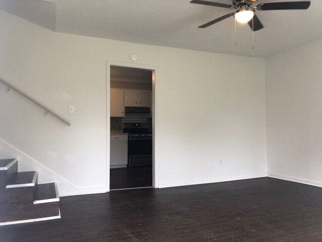 Building Photo - MOVE-IN READY! Move-in Special $300 off fi...