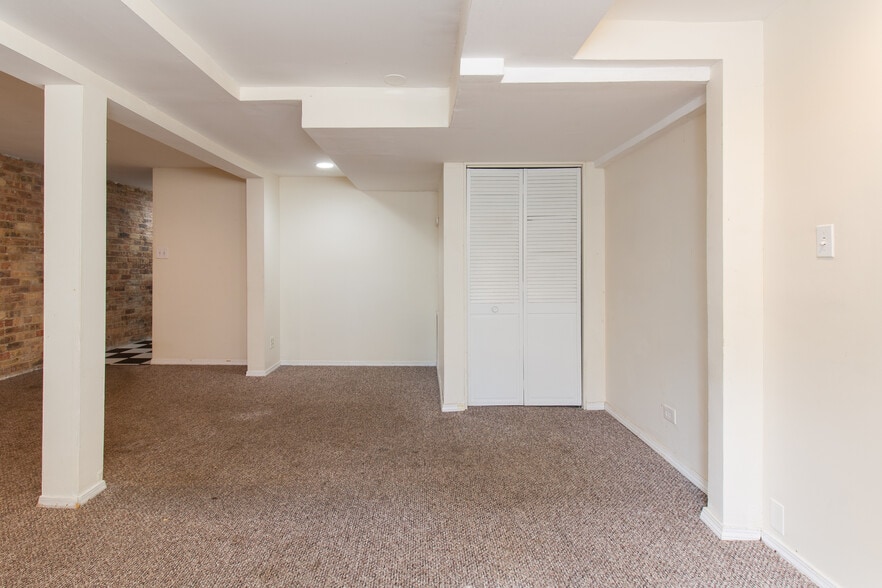 Building Photo - 828 W Dakin St