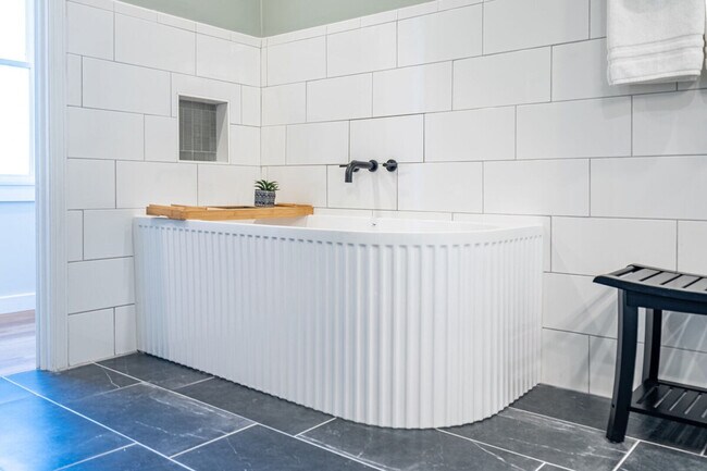 Building Photo - 18 Huntcliff Dr