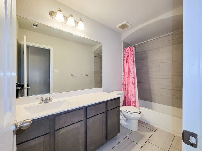 Building Photo - Live comfortably in this stunning Lake Rid...