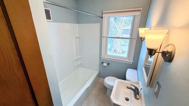 Building Photo - Charming 2BR Home with Yard and Garage in Northeast