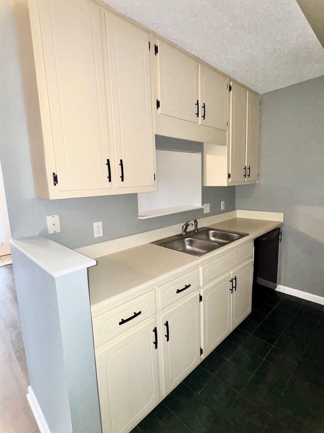 Building Photo - Available NOW -104 PIneridge