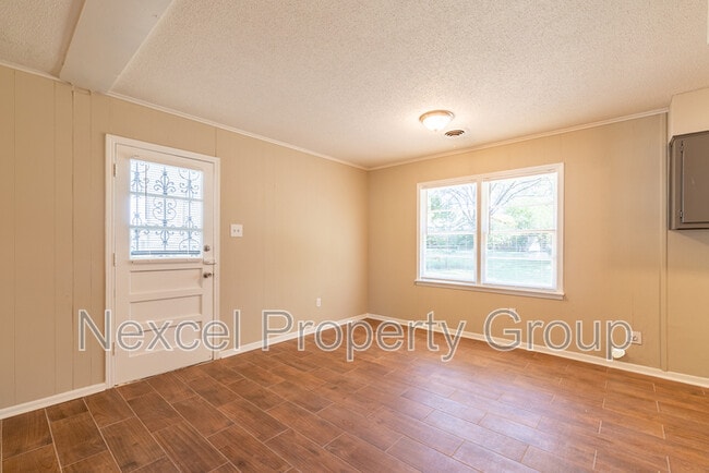 Building Photo - 8254 Elmbrook Dr