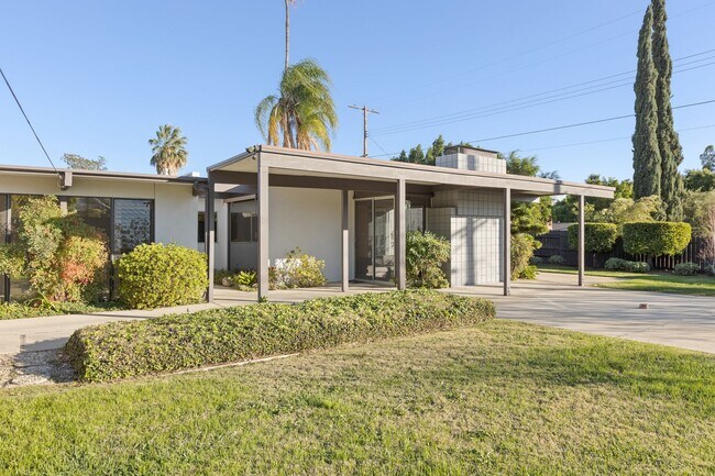 Building Photo - Stunning Mid-Century Modern 4 BR 3 BA with Bonus Room and Office